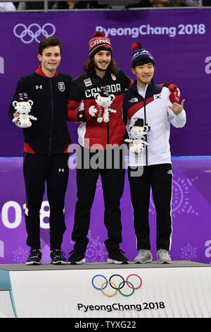 Medaglia d'oro Samuel Girard di Canada, centro, pone con medaglia d'argento John-Henry Krueger degli USA e medaglia di bronzo Seo Yira della Corea del Sud, a destra, durante la cerimonia di consegna del premio per gli Uomini 1000m Short Track pattinaggio di velocità finale durante il Pyeongchang 2018 Olimpiadi invernali, a Gangneung Ice Arena in Gangneung, Corea del Sud, il 17 febbraio 2018. Foto di Richard Ellis/UPI Foto Stock