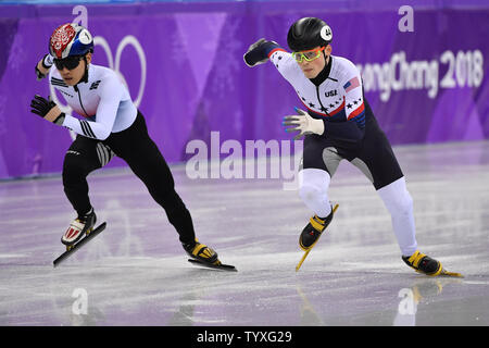 John-Henry Krueger del STATI UNITI D'AMERICA, destra e Seo Yira della Corea del Sud, a sinistra, all'inizio dell'uomo 1000m Short Track pattinaggio di velocità finale durante il Pyeongchang 2018 Olimpiadi invernali, a Gangneung Ice Arena in Gangneung, Corea del Sud, il 17 febbraio 2018. Krueger ha vinto la medaglia d'argento e Seo il bronzo. Foto di Richard Ellis/UPI Foto Stock