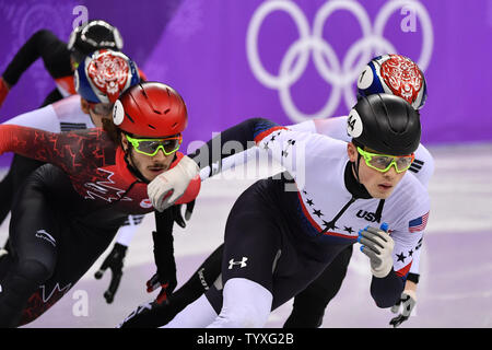 John-Henry Krueger del STATI UNITI D'AMERICA, a destra conduce Samuel Girard di Canada, sinistra, durante gli Uomini 1000m Short Track pattinaggio di velocità finale durante il Pyeongchang 2018 Olimpiadi invernali, a Gangneung Ice Arena in Gangneung, Corea del Sud, il 17 febbraio 2018. Girard ha vinto l'oro, Krueger argento e Seo Yira della Corea del Sud il bronzo. Foto di Richard Ellis/UPI Foto Stock