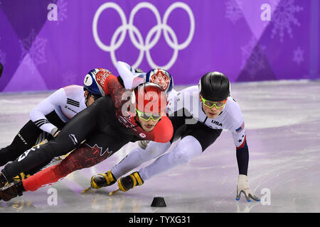 John-Henry Krueger del STATI UNITI D'AMERICA, a destra è del collo e del collo con Samuel Girard di Canada, sinistra, durante gli Uomini 1000m Short Track pattinaggio di velocità finale durante il Pyeongchang 2018 Olimpiadi invernali, a Gangneung Ice Arena in Gangneung, Corea del Sud, il 17 febbraio 2018. Girard ha vinto l'oro, Krueger argento e Seo Yira della Corea del Sud il bronzo. Foto di Richard Ellis/UPI Foto Stock