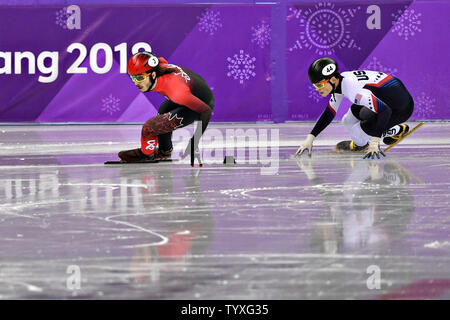 John-Henry Krueger del STATI UNITI D'AMERICA, destra e Samuel Girard del Canada, a sinistra sulla curva finale durante gli Uomini 1000m Short Track pattinaggio di velocità finale durante il Pyeongchang 2018 Olimpiadi invernali, a Gangneung Ice Arena in Gangneung, Corea del Sud, il 17 febbraio 2018. Girard ha vinto l'oro, Krueger argento e Seo Yira della Corea del Sud il bronzo. Foto di Richard Ellis/UPI Foto Stock