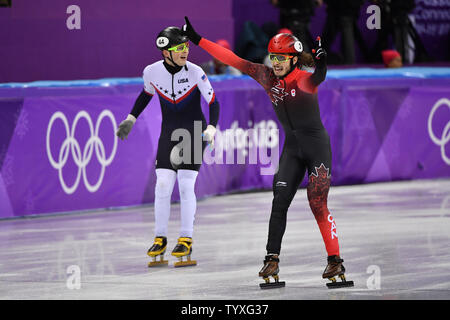 John-Henry Krueger del STATI UNITI D'AMERICA, a sinistra, orologi come Samuel Girard di Canada, destra, attraversa la linea del traguardo appena avanti durante gli Uomini 1000m Short Track pattinaggio di velocità finali all'Pyeongchang 2018 Olimpiadi invernali, a Gangneung Ice Arena in Gangneung, Corea del Sud, il 17 febbraio 2018. Girard ha vinto l'oro, Krueger argento e Seo Yira della Corea del Sud il bronzo. Foto di Richard Ellis/UPI Foto Stock