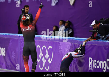 John-Henry Krueger del STATI UNITI D'AMERICA, destra, crolla a terra come Samuel Girard di Canada, sinistra, celebra una sorpresa vincere negli uomini 1000m Short Track pattinaggio di velocità finali all'Pyeongchang 2018 Olimpiadi invernali, a Gangneung Ice Arena in Gangneung, Corea del Sud, il 17 febbraio 2018. Girard ha vinto l'oro, Krueger argento e Seo Yira della Corea del Sud il bronzo. Foto di Richard Ellis/UPI Foto Stock