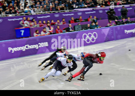 John-Henry Krueger del STATI UNITI D'AMERICA, a sinistra è del collo e del collo con Samuel Girard di Canada, destra durante gli Uomini 1000m Short Track pattinaggio di velocità finale durante il Pyeongchang 2018 Olimpiadi invernali, a Gangneung Ice Arena in Gangneung, Corea del Sud, il 17 febbraio 2018. Girard ha vinto l'oro, Krueger argento e Seo Yira della Corea del Sud il bronzo. Foto di Richard Ellis/UPI Foto Stock