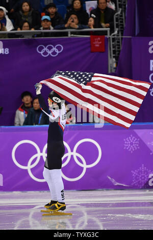 John-Henry Krueger degli Stati Uniti richiede un giro di vittoria dopo aver vinto la medaglia d'argento negli uomini 1000m Short Track pattinaggio di velocità finali all'Pyeongchang 2018 Olimpiadi invernali, a Gangneung Ice Arena in Gangneung, Corea del Sud, il 17 febbraio 2018. Krueger ha vinto l'argento, Samuel Girard del Canada di oro e di Seo Yira della Corea del Sud il bronzo. Foto di Richard Ellis/UPI Foto Stock
