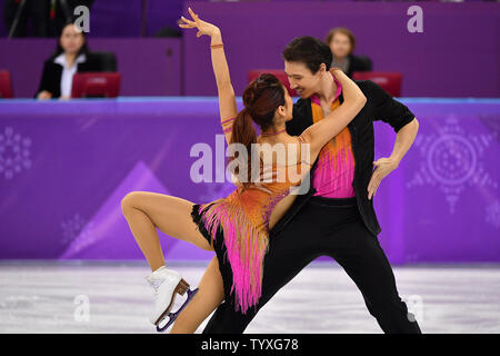 Kana Muramoto e Chris Reed del Giappone competere nella danza su ghiaccio programma breve evento durante il Pyeongchang 2018 Olimpiadi invernali, a Gangneung Ice Arena in Gangneung, Corea del Sud, il 19 febbraio 2018. Foto di Richard Ellis/UPI Foto Stock