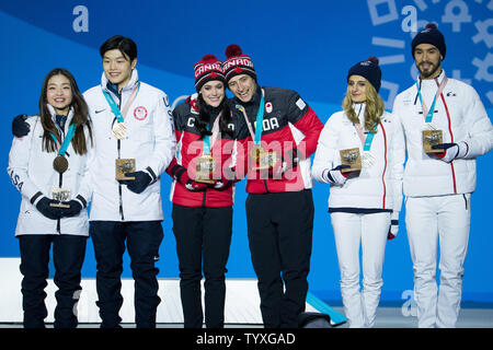 Da sinistra la danza su ghiaccio bronze medalists Maia e Alex Shibutani degli Stati Uniti, gold medalists Tessa virtù e Scott moiré di Canada e silver medalists Gabriella Papadakis e Guillaume Cizeron di Francia posano per una foto durante la cerimonia di medaglie a Pyeongchang medals plaza in Pyeongchang, Corea del Sud il 20 febbraio 2018. Foto di Matteo Healey/UPI Foto Stock