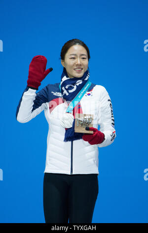 LadiesÕ 500m del pattinaggio di velocità medaglia d'argento Sang-Hwa Lee della Corea del Sud in posa per una foto durante la cerimonia di medaglie a Pyeongchang medals plaza in Pyeongchang, Corea del Sud il 20 febbraio 2018. Foto di Matteo Healey/UPI Foto Stock