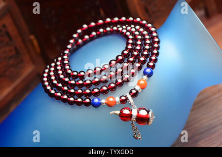 Gourd pendant garnet crystal bracelet necklace wool chain Foto Stock