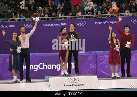 Vincitori di medaglie nella danza su ghiaccio Danza libera celebrare la loro vittoria durante la cerimonia di premiazione presso il Pyeongchang 2018 Olimpiadi invernali, a Gangneung Ice Arena in Gangneung, Corea del Sud, il 20 febbraio 2018. In piedi da sinistra a destra sono: Silver medalists Gabriella Papadakis e Guillaume Cizeron della Francia, gold medalists Tessa virtù e Scott moiré del Canada e bronzo medalists Maia Shibutani e Alex Shibutani degli STATI UNITI D'AMERICA. Foto di Richard Ellis/UPI Foto Stock