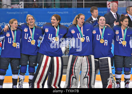 Il Team USA canta l'inno nazionale durante la cerimonia medaglie dopo la loro vittoria contro il Canada nel femminile Hockey su ghiaccio finali all'Pyeongchang 2018 Olimpiadi invernali, in Gangneung Hockey Center in Gangneung, Corea del Sud, il 22 febbraio 2018. Il Team USA ha sconfitto il Canada 3-2, in una sparatoria per la loro prima medaglia d'oro nella donna hockey dal 1998. Foto di Richard Ellis/UPI Foto Stock