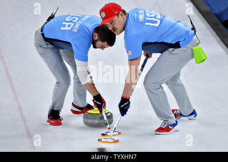 Matt Hamilton, destra e Giovanni Landsteiner degli Stati Uniti spazzare davanti alla pietra durante il maschile di Curling finali all'Pyeongchang 2018 Olimpiadi invernali, in Gangneung Centro di Curling in Gangneung, Corea del Sud, il 24 febbraio 2018. Gli Stati Uniti hanno vinto la medaglia d'oro per la prima volta battendo la Svezia che ha preso l'argento e la Svizzera il bronzo. Foto di Richard Ellis/UPI Foto Stock