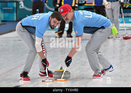 Matt Hamilton, destra e Giovanni Landsteiner degli Stati Uniti spazzare davanti alla pietra durante il maschile di Curling finali all'Pyeongchang 2018 Olimpiadi invernali, in Gangneung Centro di Curling in Gangneung, Corea del Sud, il 24 febbraio 2018. Gli Stati Uniti hanno vinto la medaglia d'oro per la prima volta battendo la Svezia che ha preso l'argento e la Svizzera il bronzo. Foto di Richard Ellis/UPI Foto Stock