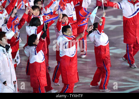 Gli atleti dalla Corea del Nord e Corea del Sud arriva alla cerimonia di chiusura del Pyeongchang 2018 Olimpiadi invernali presso lo Stadio Olimpico di Daegwalnyeong, Corea del Sud, il 25 febbraio 2018. Foto di Richard Ellis/UPI Foto Stock