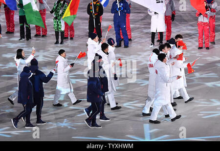 Gli atleti provenienti dalla Cina arrivano alla cerimonia di chiusura per il Pyeongchang 2018 Olimpiadi invernali presso lo Stadio Olimpico di Daegwalnyeong, Corea del Sud, il 25 febbraio 2018. Foto di Richard Ellis/UPI Foto Stock