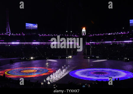 Ballerini eseguono alla cerimonia di chiusura per il Pyeongchang 2018 Olimpiadi invernali presso lo Stadio Olimpico di Daegwalnyeong, Corea del Sud, il 25 febbraio 2018. Foto di Richard Ellis/UPI Foto Stock