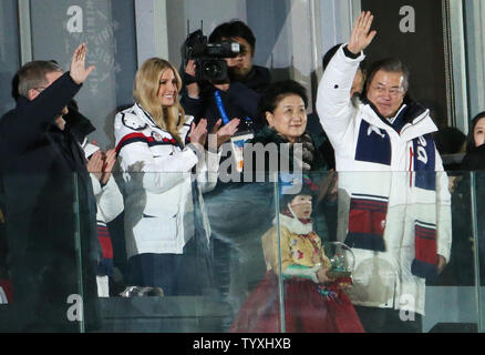 Il presidente del Comitato Olimpico Internazionale Thomas Bach, presidente Moon Jae-in della Corea del sud, sud coreano prima signora Kim Jung-sook e Ivanka Trump guardare la cerimonia di chiusura per il Pyeongchang 2018 Olimpiadi invernali, nello stadio olimpico di Daegwalnyeong, Corea del Sud, il 25 febbraio 2018. Foto di Matteo Healey/UPI Foto Stock