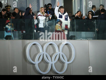 Il presidente del Comitato Olimpico Internazionale Thomas Bach, presidente Moon Jae-in della Corea del sud, sud coreano prima signora Kim Jung-sook e Ivanka Trump guardare la cerimonia di chiusura per il Pyeongchang 2018 Olimpiadi invernali, nello stadio olimpico di Daegwalnyeong, Corea del Sud, il 25 febbraio 2018. Foto di Matteo Healey/UPI Foto Stock