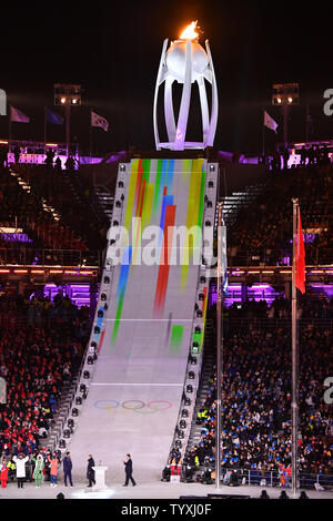 La torcia olimpica è accesa alla cerimonia di chiusura per il Pyeongchang 2018 Olimpiadi invernali presso lo Stadio Olimpico di Daegwalnyeong, Corea del Sud, il 25 febbraio 2018. Foto di Richard Ellis/UPI Foto Stock