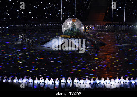 Gli animatori eseguire alla cerimonia di chiusura per il Pyeongchang 2018 Olimpiadi invernali presso lo Stadio Olimpico di Daegwalnyeong, Corea del Sud, il 25 febbraio 2018. Foto di Richard Ellis/UPI Foto Stock