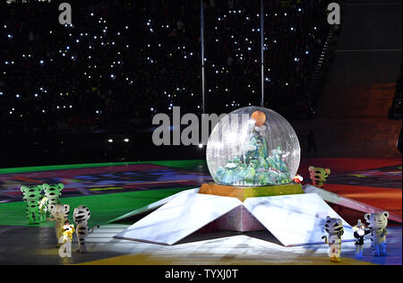 Gli animatori eseguire alla cerimonia di chiusura per il Pyeongchang 2018 Olimpiadi invernali presso lo Stadio Olimpico di Daegwalnyeong, Corea del Sud, il 25 febbraio 2018. Foto di Richard Ellis/UPI Foto Stock