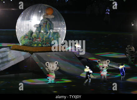 Gli artisti interpreti o esecutori di cantare e ballare alla cerimonia di chiusura per il Pyeongchang 2018 Olimpiadi invernali presso lo Stadio Olimpico di Daegwalnyeong, Corea del Sud, il 25 febbraio 2018. Foto di Matteo Healey/UPI Foto Stock