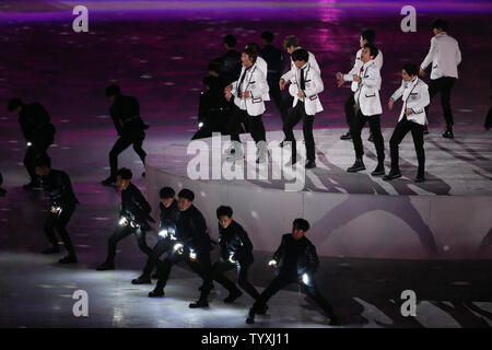 Gli artisti interpreti o esecutori di cantare e ballare alla cerimonia di chiusura per il Pyeongchang 2018 Olimpiadi invernali presso lo Stadio Olimpico di Daegwalnyeong, Corea del Sud, il 25 febbraio 2018. Foto di Matteo Healey/UPI Foto Stock