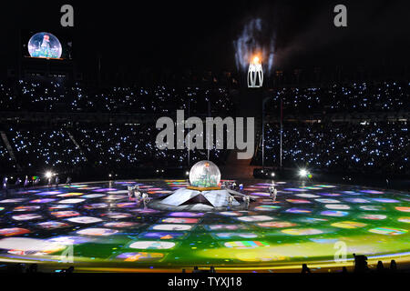 Gli animatori eseguire sotto i fuochi d'artificio alla cerimonia di chiusura per il Pyeongchang 2018 Olimpiadi invernali presso lo Stadio Olimpico di Daegwalnyeong, Corea del Sud, il 25 febbraio 2018. Foto di Richard Ellis/UPI Foto Stock