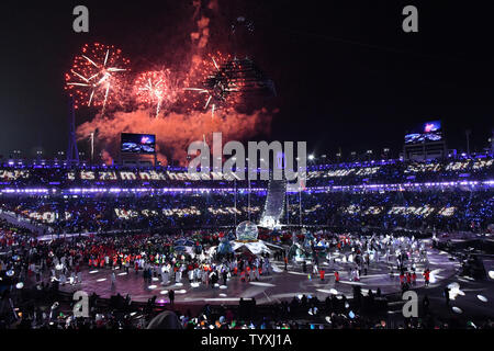 Gli animatori eseguire sotto i fuochi d'artificio alla cerimonia di chiusura per il Pyeongchang 2018 Olimpiadi invernali presso lo Stadio Olimpico di Daegwalnyeong, Corea del Sud, il 25 febbraio 2018. Foto di Richard Ellis/UPI Foto Stock