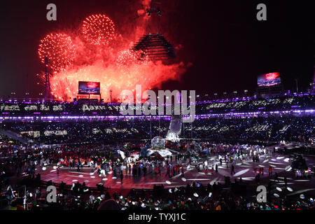 Gli animatori eseguire sotto i fuochi d'artificio alla cerimonia di chiusura per il Pyeongchang 2018 Olimpiadi invernali presso lo Stadio Olimpico di Daegwalnyeong, Corea del Sud, il 25 febbraio 2018. Foto di Richard Ellis/UPI Foto Stock