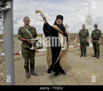 Una chiesa russo-ortodossa sacerdote benedice un missile balistico con un veicolo spaziale americano all'interno prima del suo lancio in una base militare nella regione di Orenburg in Russia il 12 luglio 2006. Xiii divisione della strategica le forze di missile lanciato il RS-20 Voyevoda (SS-18 Satana) silo-basato intercontinental missile balistico dispiegato nella regione di Orenburg. (UPI foto/Anatoli Zhdanov) Foto Stock