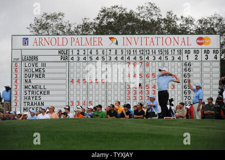 Nick Watney guarda il suo drive off del xv scatola a t durante il secondo turno di Arnold Palmer Invitational presso il Bay Hill Club and Lodge a Orlando in Florida il 26 marzo 2010. UPI/Kevin Dietsch Foto Stock