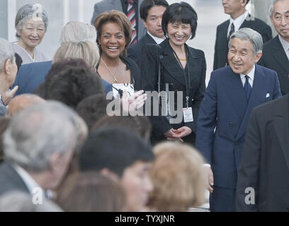 Il Giappone imperatore Akihito, Imperatrice Michiko e Michaelle Jean (centro), il governatore generale del Canada arrivano presso la Sala Grande Galleria Nazionale del Canada per un ricevimento tenuto dall Ambasciatore del Canada in Giappone nella capitale canadese di Ottawa, Ontario, Luglio 7, 2009. (UPI foto/Heinz Ruckemann) Foto Stock