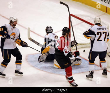 Senatori di Ottawa ala sinistra Peter Schaeffer (27, rosso) punteggi a Buffalo Sabres goalie Ryan Miller durante il secondo periodo di gioco a quattro nei finali orientali di congresso della Stanley Cup a Scotiabank posto a Ottawa il 16 maggio 2007. (UPI foto/Grazia Chiu). Foto Stock