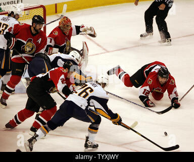 Senatori di Ottawa goaltender Ray Emery (1), defenceman Anton Volchenkov (24) della Russia e centro Mike Fisher (12) deviare il puck contro Buffalo Sabres ala sinistra Thomas Vaní?ek (36) dell'Austria alla fine del terzo periodo in gioco tre nei finali orientali di congresso di spareggi della tazza di Stanley a Scotiabank posto a Ottawa il 14 maggio 2007. I Senatori ha vinto il gioco 1-0 per prendere il filo in serie di tre giochi a zero. (UPI foto/Grazia Chiu). Foto Stock