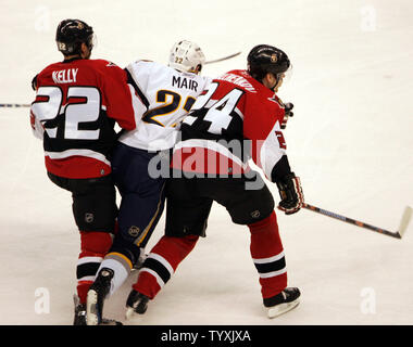 Senatori di Ottawa centro Chris Kelly (22) e defenceman Anton Volchenkov (24) della Russia fare un sandwich di Buffalo Sabres centro Adam Mair (22) durante il primo periodo di gioco a quattro nei finali orientali di congresso della Stanley Cup a Scotiabank posto a Ottawa il 16 maggio 2007. (UPI foto/Grazia Chiu). Foto Stock