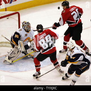 Senatori di Ottawa ala destra Mike Comrie (89) e l'ala sinistra Antoine Vermette (20) fare un gioco al netto curato da Buffalo Sabres Ryan Miller (30) durante il primo periodo di gioco a quattro nei finali orientali di congresso della Stanley Cup a Scotiabank posto a Ottawa il 16 maggio 2007. (UPI foto/Grazia Chiu). Foto Stock