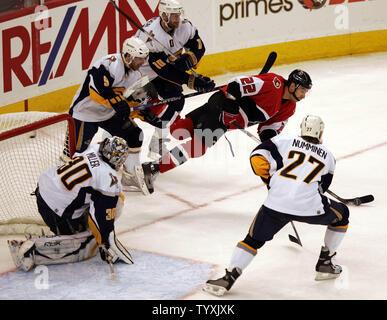 Buffalo Sabres goaltender Ryan Miller (30) e i difensori di inviare Senatori di Ottawa centro Chris Kelly (22) battenti durante il terzo periodo di gioco a quattro nei finali orientali di congresso della Stanley Cup a Scotiabank posto a Ottawa il 16 maggio 2007. Le sciabole sconfitto i senatori 3-2 per restare nella serie con i senatori che portano tre giochi per uno. (UPI foto/Grazia Chiu). Foto Stock