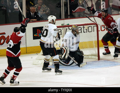 Senatori di Ottawa centro Chris Kelly (L) e l'ala destra Chris Neil (R) celebrano il loro compagno di squadra della, Anton Volchenkov gol contro il Anaheim Ducks durante il terzo periodo di gioco 3 dei finali della Coppa di Stanley a Scotiabank posto a Ottawa il 2 giugno 2007. I Senatori sconfitto le anatre 5-3, mentre le anatre portano la finale 2-1. (UPI foto/Grazia Chiu). Foto Stock