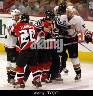 Anaheim Ducks center Samuel Pahlsson (L) della Svezia jostles con Senatori di Ottawa Antoine Vermette e anatre ala sinistra Travis Moen (R) e senatori di Ottawa Chris Neil (25) sono trattenuti dopo Duck Chris Pronger (dietro Moen) ONU-penalizzato colpo su Dean McAmmond durante il terzo periodo di gioco 3 dei finali della Coppa di Stanley a Scotiabank posto a Ottawa il 2 giugno 2007. I Senatori sconfitto le anatre 5-3 con le anatre che conduce la finale 2-1. (UPI foto/Grazia Chiu). Foto Stock