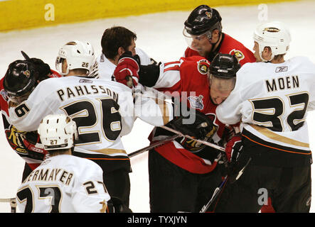 Senatori di Ottawa ala destra Daniel Alfredsson (11) della Svezia lotte con Anaheim Ducks ala sinistra Travis Moen (R) e defenceman Francois Beauchemin centro mentre Samuel Pahlsson (secondo da sinistra) della Svezia centro afferra Antoine Vermette (L) durante il terzo periodo di gioco 4 dei finali della Coppa di Stanley a Scotiabank posto a Ottawa il 4 giugno 2007. Le anatre ha vinto 3-2 per portare la serie di tre giochi in uno. (UPI foto/Grazia Chiu). Foto Stock