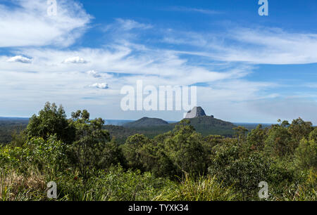 Vista dalla appropriatamente chiamato Casa di vetro montagna Lookout verso, da sinistra a destra, il Monte Cooee (191m), il Monte Tibrogargan (364m) e il Monte Tibberoowu Foto Stock