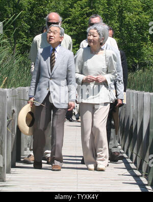 L'imperatore Akihito e Michiko imperatrice del Giappone visita il Mer Bleue Bog nella zona verde di Ottawa il 5 luglio 2009. Essi sono guidati lungo la passeggiata a mare dalla capitale nazionale della commissione di esperti di conservazione Gherson Rother (L) e Steve batterico (R). La coppia imperiale si è recato in visita in Canada per contrassegnare l'ottantesimo anniversario delle relazioni diplomatiche tra il Canada e il Giappone. La torbiera è designato come un significativo a livello internazionale wetland sotto le Nazioni Unite' Convenzione di Ramsar.(UPI foto/Grazia Chiu) Foto Stock