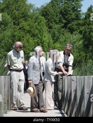 L'imperatore Akihito e Michiko imperatrice del Giappone visita il Mer Bleue Bog nella zona verde di Ottawa il 5 luglio 2009. Essi sono guidati lungo la passeggiata a mare dalla capitale nazionale della commissione di esperti di conservazione Gherson Rother (sinistra) e Steve batterico (destra) che li aiutano ad identificare gli uccelli nella zona umida. La coppia imperiale si è recato in visita in Canada per contrassegnare l'ottantesimo anniversario delle relazioni diplomatiche tra il Canada e il Giappone. La torbiera è designato come un significativo a livello internazionale wetland sotto le Nazioni Unite' Convenzione di Ramsar. (UPI foto/Grazia Chiu) Foto Stock