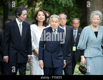 Il Giappone è ambasciatore in Canada Tsuneo Nishida e moglie Keiko (sinistra) escort Imperatore Akihito e Imperatrice Michiko a loro residenza ufficiale a Ottawa il 5 luglio 2009 per un ricevimento con il Giapponese canadesi. La coppia imperiale si è recato in visita in Canada per contrassegnare l'ottantesimo anniversario delle relazioni diplomatiche tra il Canada e il Giappone. (UPI foto/Grazia Chiu) Foto Stock