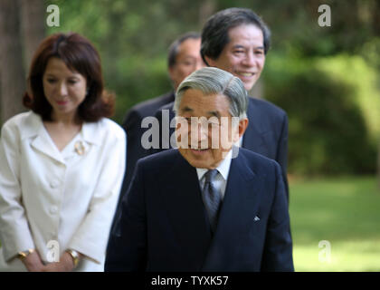 L'imperatore Akihito (centro) è scortato dal Giappone di ambasciatore in Canada Tsuneo Nishida e moglie Keiko (sinistra) a loro residenza ufficiale a Ottawa il 5 luglio 2009 per un ricevimento con il Giapponese canadesi. L'imperatore e l'Imperatrice Michiko sono in visita in Canada per contrassegnare l'ottantesimo anniversario delle relazioni diplomatiche tra il Canada e il Giappone. (UPI foto/Grazia Chiu) Foto Stock