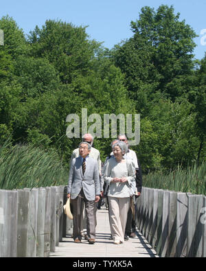 L'imperatore Akihito e Michiko imperatrice del Giappone visita il Mer Bleue Bog nella zona verde di Ottawa il 5 luglio 2009. Essi sono guidati lungo la passeggiata a mare dalla capitale nazionale della commissione di esperti di conservazione Gherson Rother (dietro a sinistra) e Steve batterico (dietro a destra). La coppia imperiale si è recato in visita in Canada per contrassegnare l'ottantesimo anniversario delle relazioni diplomatiche tra il Canada e il Giappone. La torbiera è designato come un significativo a livello internazionale wetland sotto le Nazioni Unite' Convenzione di Ramsar. (UPI foto/Grazia Chiu) Foto Stock