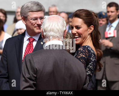 Mentre la sua altezza, William, il Duca di Cambridge ispeziona la guardia d'onore, sua moglie Kate, la Duchessa di Cambridge gode di incontro il Primo Ministro Stephen Harper (sinistra) e Governatore Generale David Johnston a Rideau Hall di Ottawa il 30 giugno 2011. La coppia reale risiederà nel Rideau Hall per le prime due notti del loro nove giorni di tour del Canada. (UPI foto/Grazia Chiu) Foto Stock