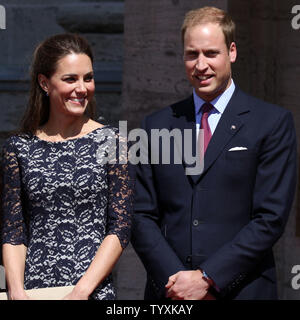 Il Duca e la Duchessa di Cambridge godere la loro cerimonia di benvenuto ufficiale a Rideau Hall di Ottawa il 30 giugno 2011. La coppia reale risiederà nel Rideau Hall per le prime due notti del loro nove giorni di tour del Canada. (UPI foto/Grazia Chiu) Foto Stock