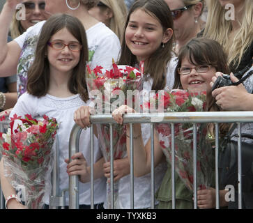 Grandi folle raccogliere ore avanti per attendere l'arrivo del principe William e sua moglie Kate il Duca e la Duchessa di Cambridge per il loro primo impegno ufficiale sulla loro Royal tour del Canada presso il National War Memorial e la tomba del Milite Ignoto in Ottawa, Ontario, Giugno 30, 2011. UPI/Heinz Ruckemann Foto Stock